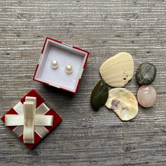 Avon Freshwater Pearl Earrings In Present Gift Box - Picture 4 of 7